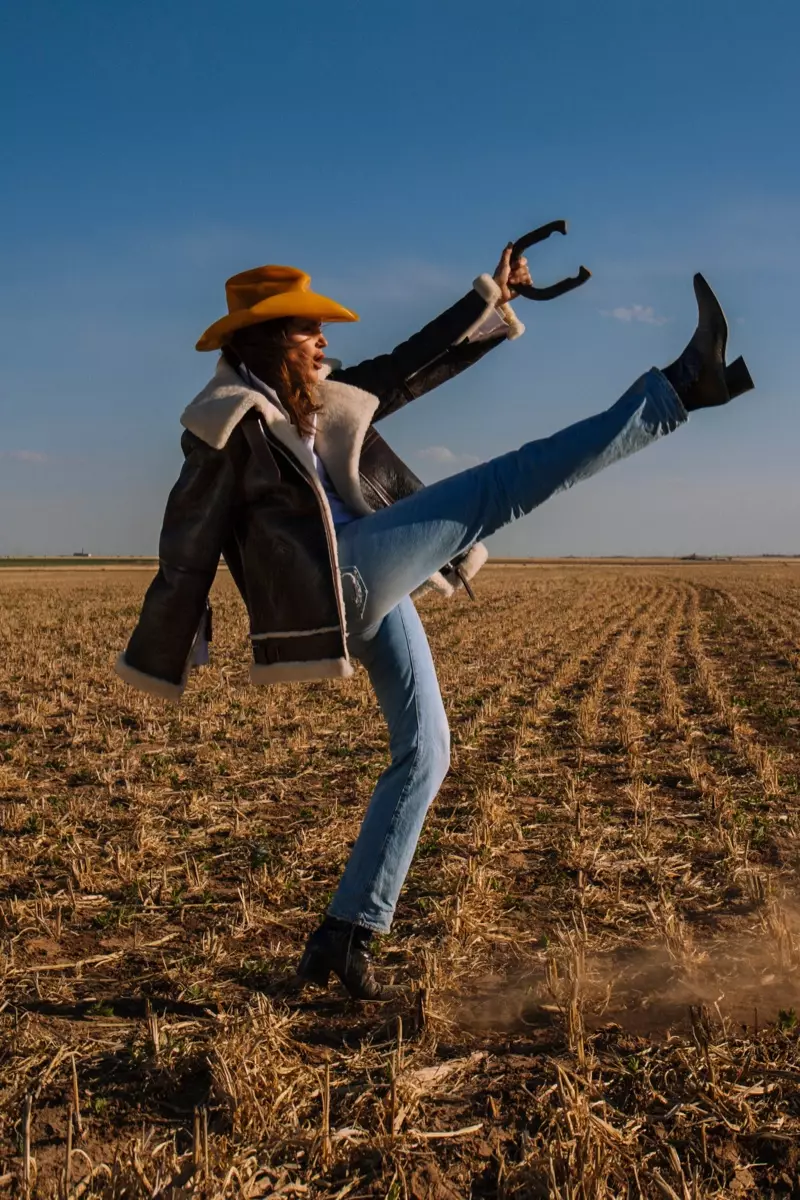 Cindy Crawford pose au Cadillac Ranch pour la campagne automne-hiver 2018 d'Acne Studios