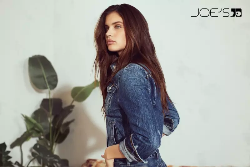 Modelka Sara Sampaio nosí džínsovú bundu v kampani Joe's Jeans jeseň-zima 2019