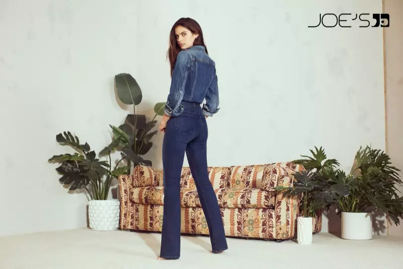 더블 데님을 입고 Sara Sampaio가 Joe's Jeans 2019 가을 겨울 캠페인에 등장합니다.