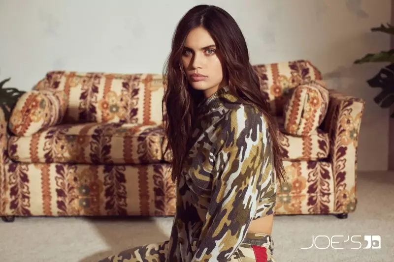 Model Sara Sampaio pose dina cetakan kamuflase pikeun kampanye Joe's Jeans gugur-usum 2019