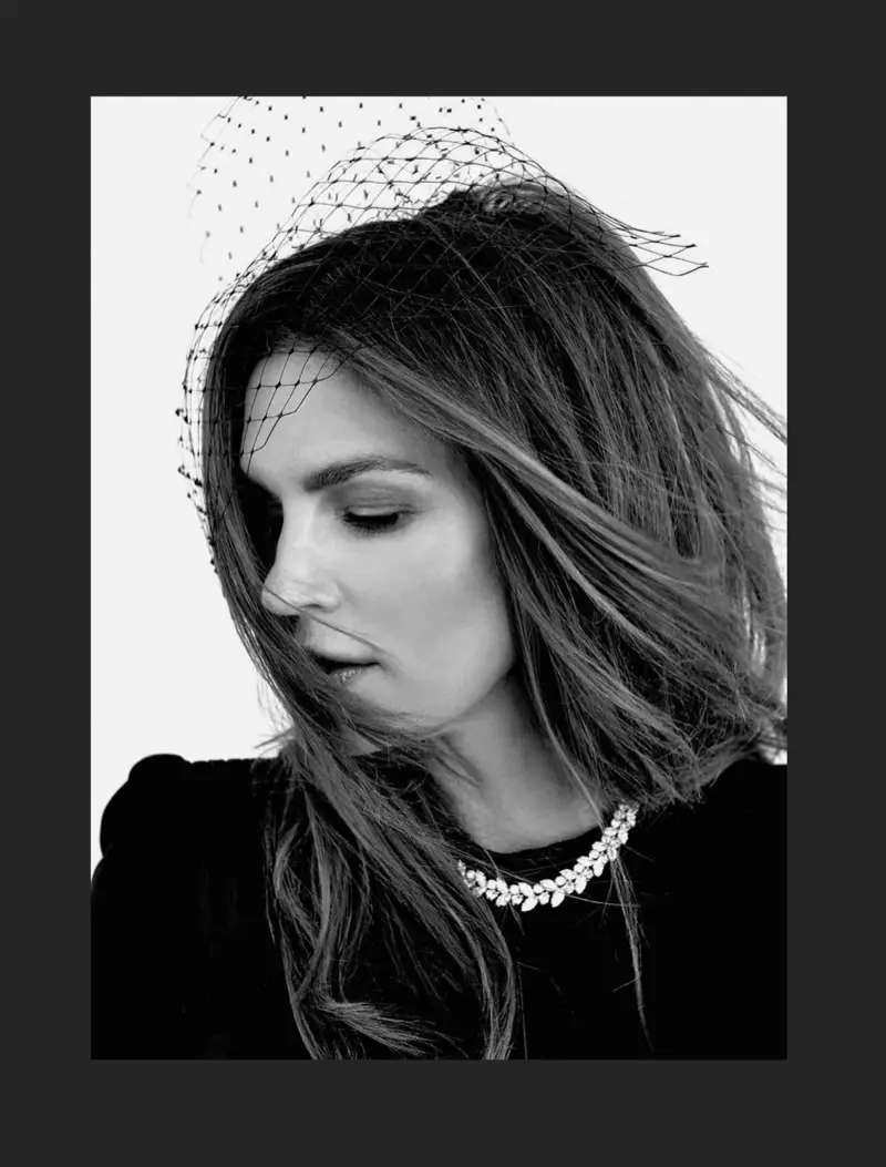 Cindy Crawford 在 Tatler 中穿著優雅的風格