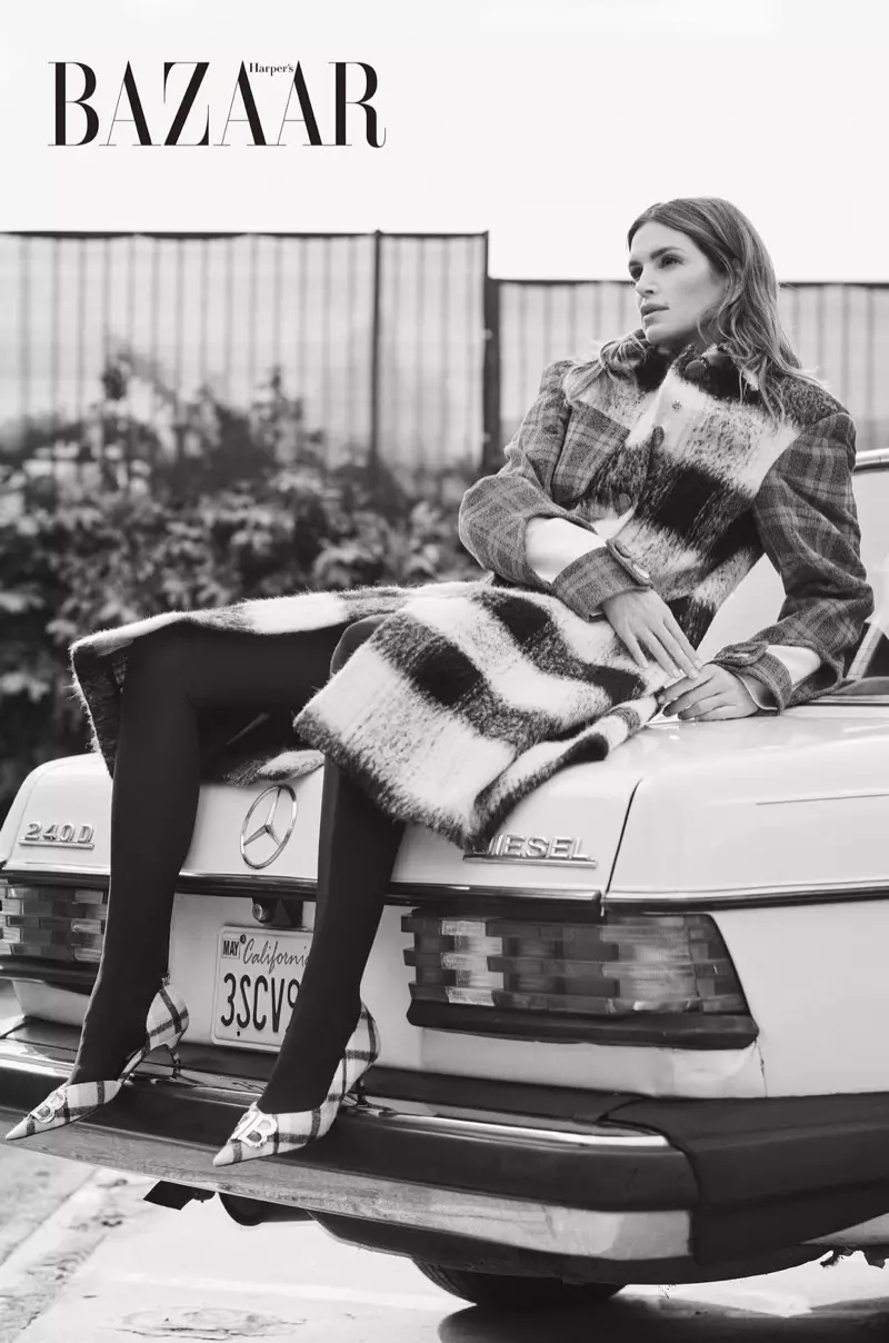 Si Cindy Crawford ay Nagmomodelo ng Bagong Season Outerwear sa Harper's Bazaar Taiwan