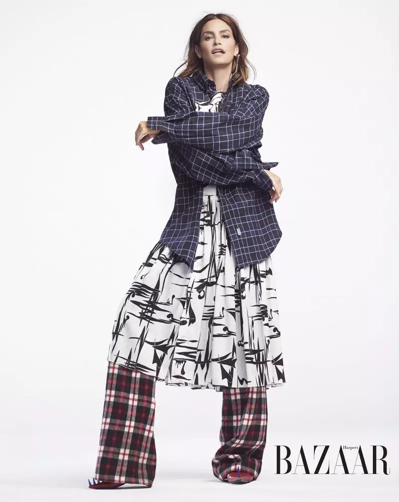 Cindy Crawford modellerar nya säsongens ytterkläder i Harper's Bazaar Taiwan