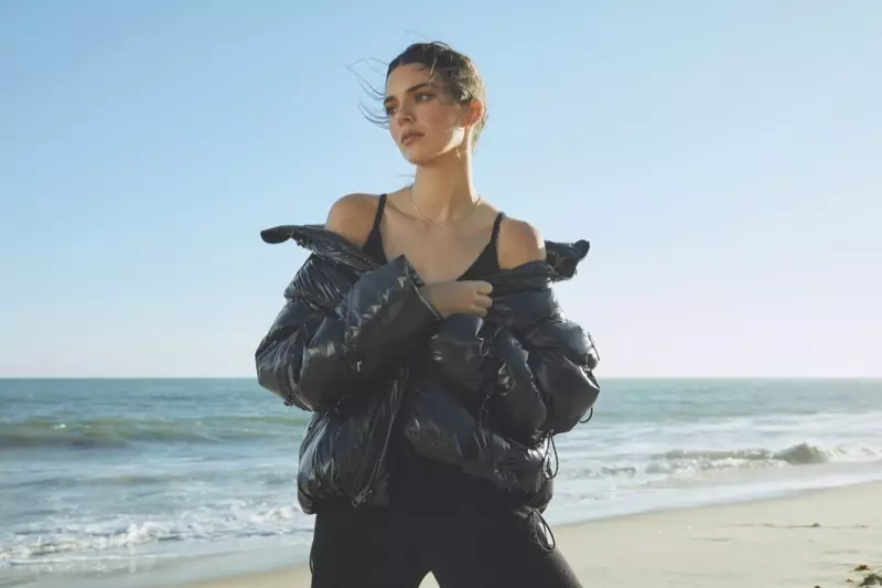 Модель Кендалл Дженнер Alo Stunner пуферлік курткасымен суретке түседі.