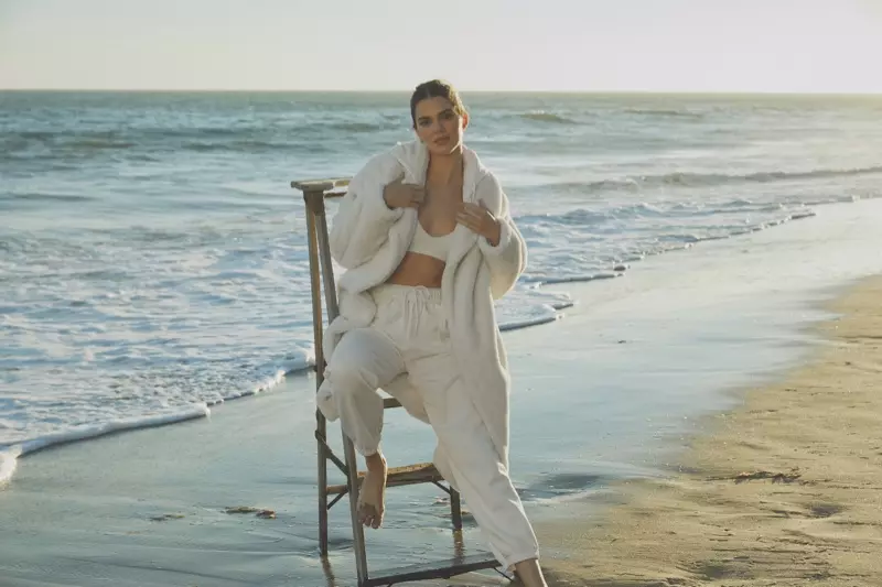 Цагаан хувцас өмссөн Кендалл Женнер Alo хүрэм ба хүрэмний сурталчилгаанд оролцож байна.