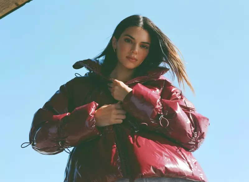 Kendall Jenner trägt roten Stil in der Alo Jacken & Mäntel Kampagne.