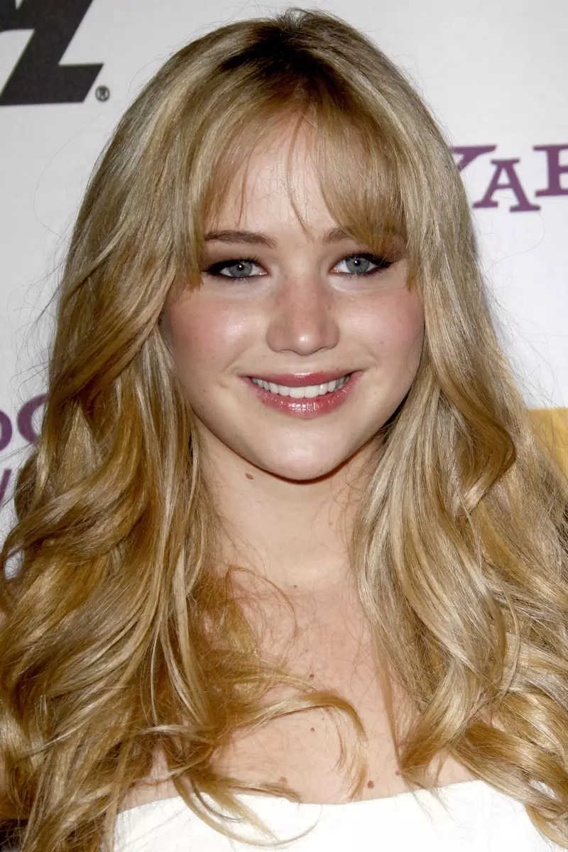 An 2010, Jennifer te mete yon kwafur blond long ak tranble. Foto: Shutterstock.com