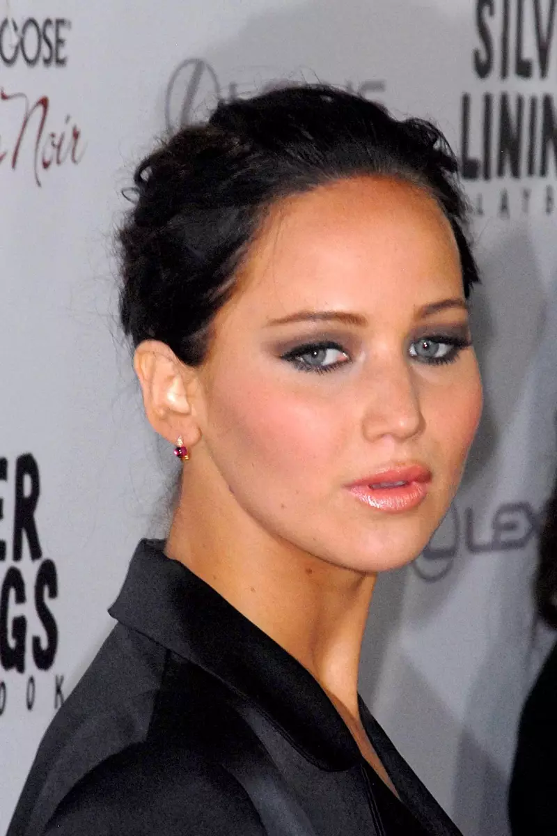 2012 m. Jennifer Lawrence trumpam buvo brunetė. Nuotrauka: Shutterstock.com