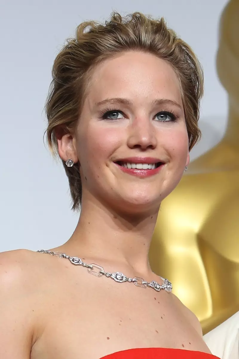 Vis dar trumpus plaukus turinti Jennifer Lawrence 2014 m. kovo mėn. pademonstravo savo augimą. Nuotrauka: Shutterstock.com