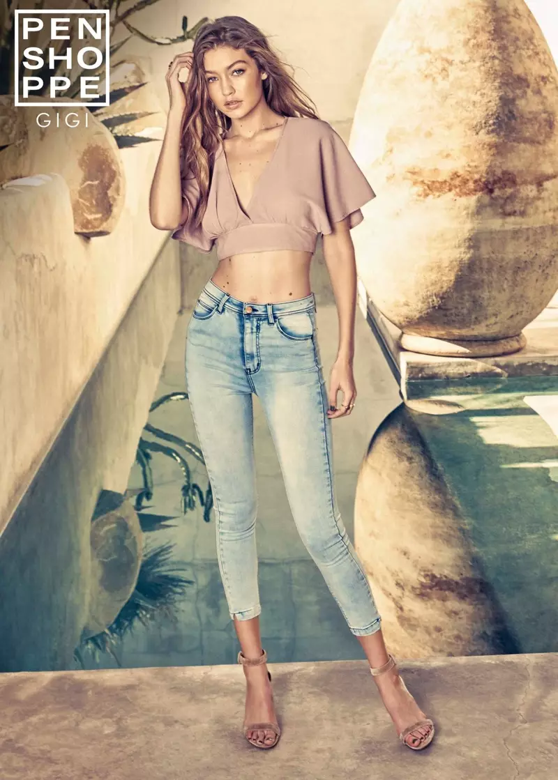 Gigi Hadid sa chváli kožou a v kampani Penshoppe na jar 2017 nosí skrátenú košeľu a džínsy