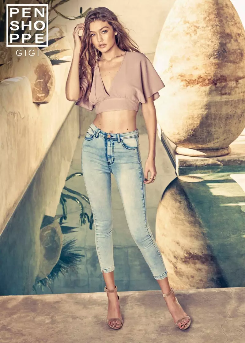 Gigi Hadid, met 'n bietjie vel, dra 'n gekorte hemp en jeans in Penshoppe se lente 2017-veldtog