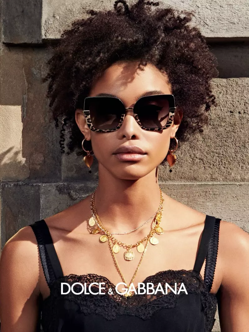 ሳሚሌ በርማንኔሊ በ Dolce & Gabbana የዓይን መነፅር መኸር-ክረምት 2020 ዘመቻ ላይ ይታያል።