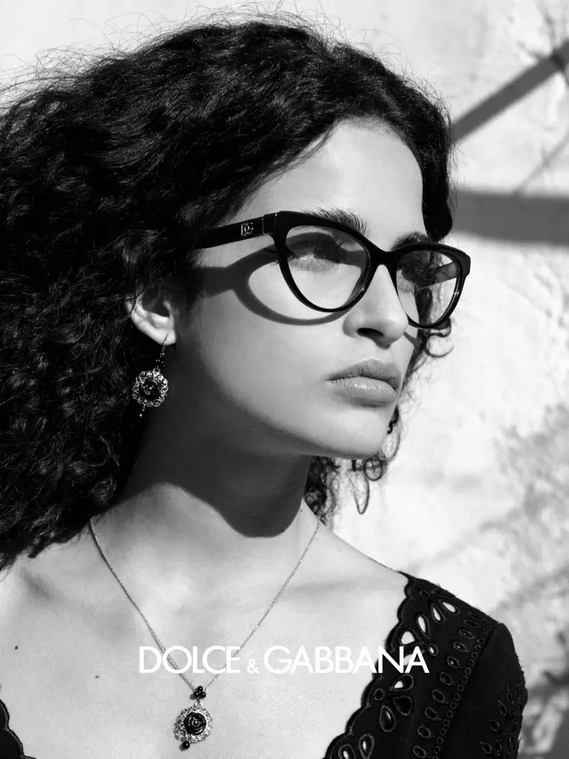 Dolce እና Gabbana ለበልግ-ክረምት 2020 የዓይን መሸጫ ዘመቻ በድመት አይን ክፈፎች ላይ ያተኩራሉ።