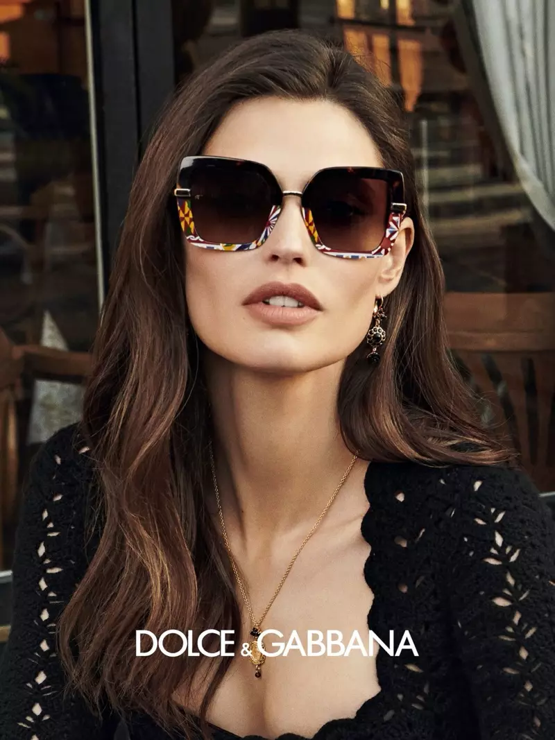ቢያንካ ባልቲ ፊት ለፊት Dolce እና Gabbana የመነጽር መኸር-ክረምት 2020 ዘመቻ።
