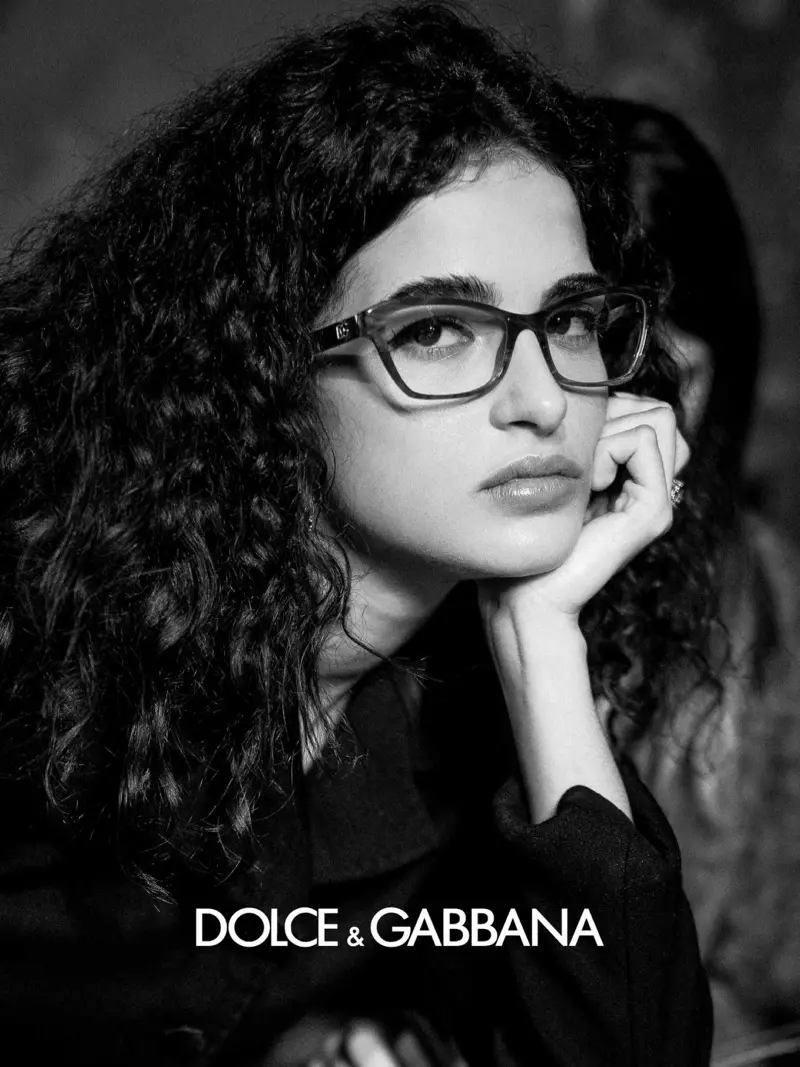ሞዴል ቺያራ ስሴልሲ በ Dolce & Gabbana መነፅር መኸር-ክረምት 2020 ዘመቻ ላይ ይታያል።