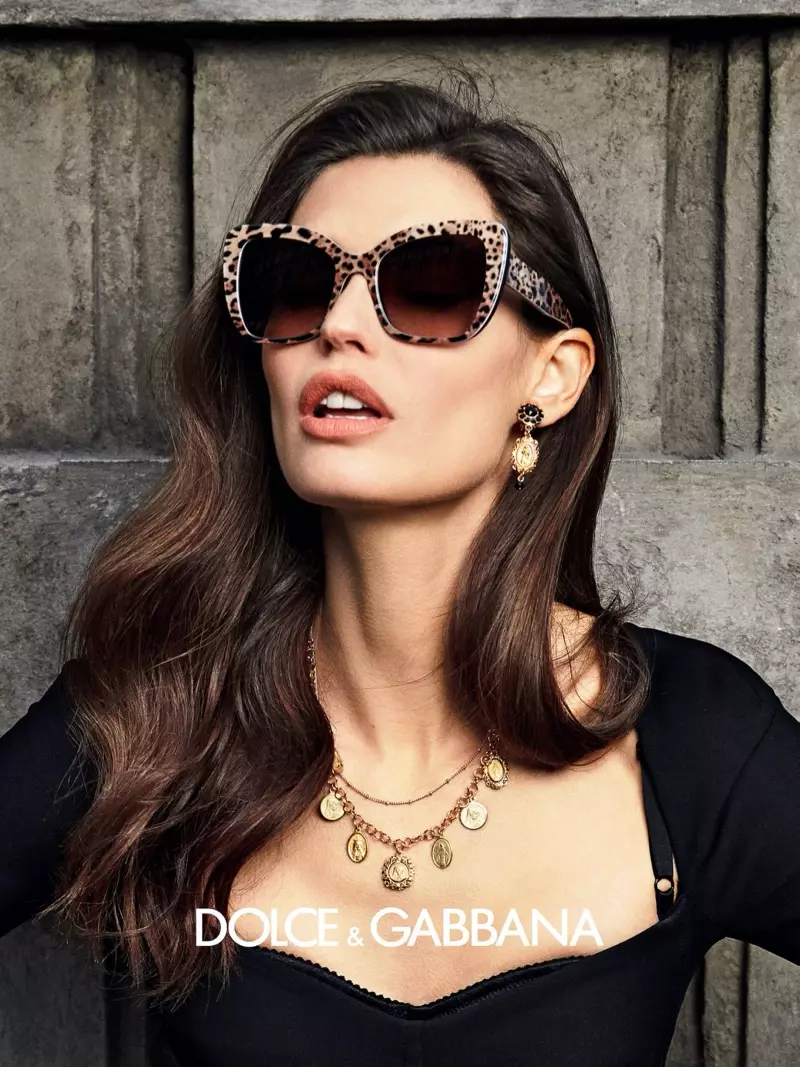 ቢያንካ ባልቲ በ Dolce እና Gabbana የዓይን መነፅር በመኸር-ክረምት 2020 ኮከቦች።