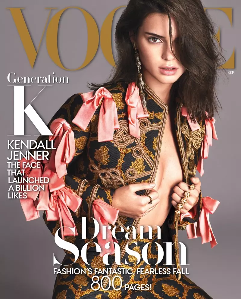 Gucci өмссөн Кендалл Женнер Vogue сэтгүүлийн 2016 оны 9-р сарын нүүрэнд зургаа авахуулжээ.