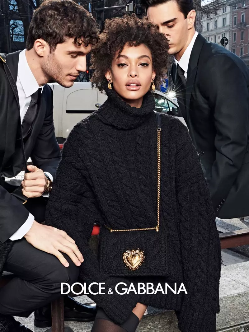 Chey Carty Stären an der Dolce & Gabbana Hierscht 2020 Kampagne.