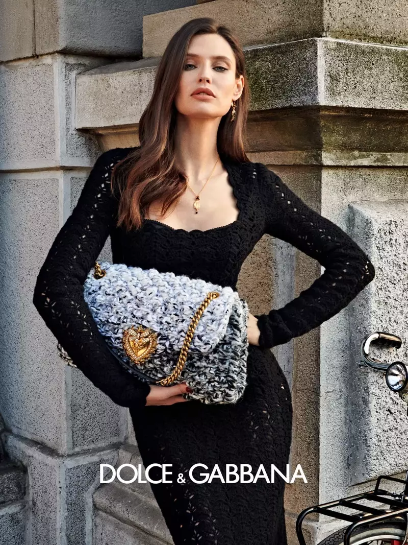 Bianca Balti သည် Dolce & Gabbana ဆောင်းရာသီ 2020 လှုပ်ရှားမှုအတွက် ဟန်ဆောင်သည်။