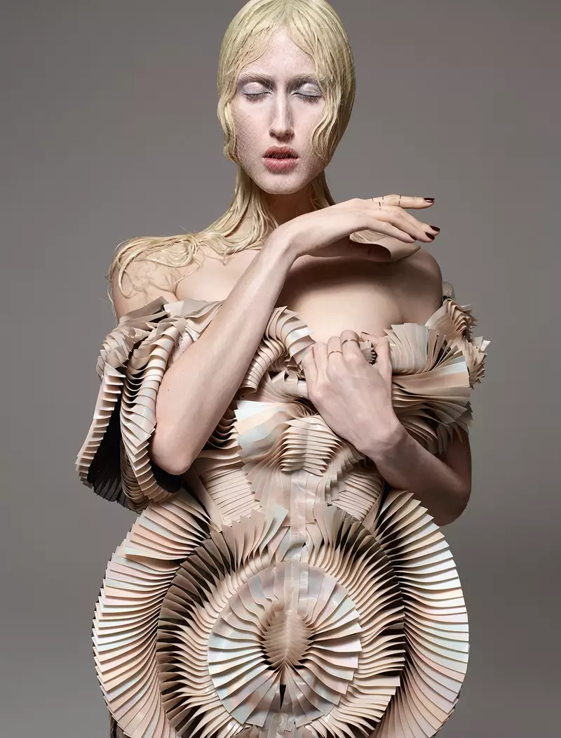 Kinuhanan ng larawan ni Jean-Baptiste Mondino, si Anna Cleveland ay nagsusuot ng mga sculptural na hugis