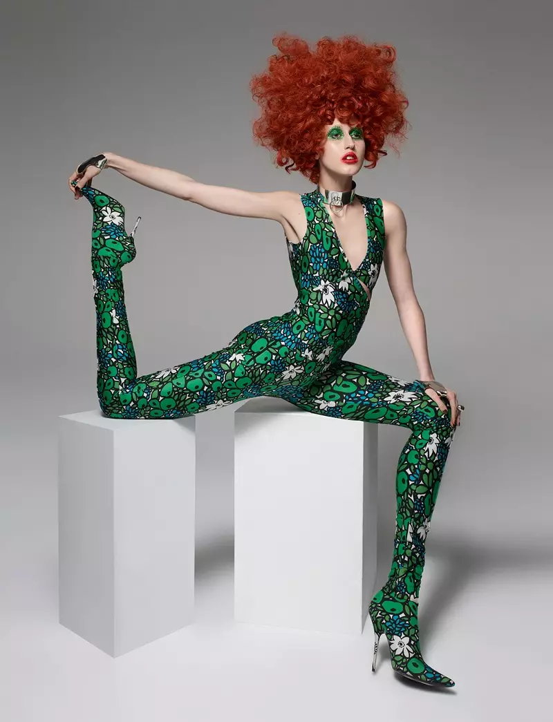 Anna Cleveland modèl Balenciaga enprime jumpsuit ak bòt. Foto: Jean-Baptiste Mondino