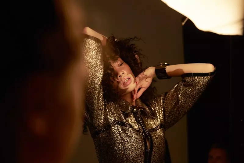 Winnie Harlow nuduhke konco sing pemandangan ing Hunger Magazine shooting