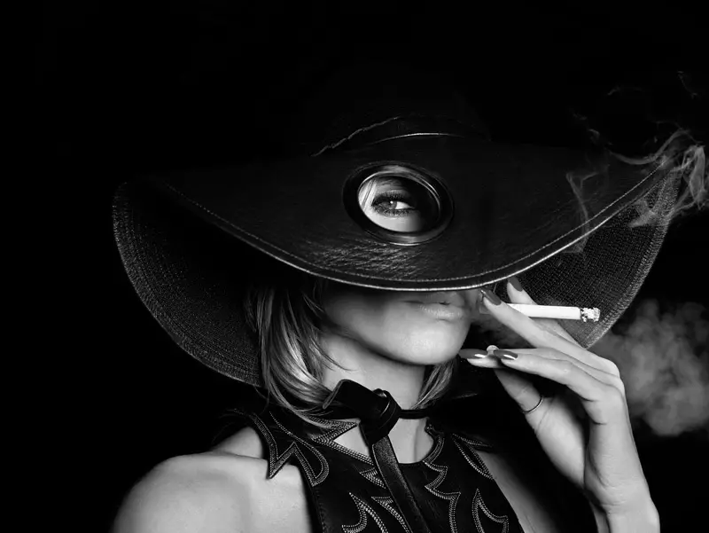 Heidi Klum fume une cigarette pour Hunger Magazine #10. Photo: Rankin