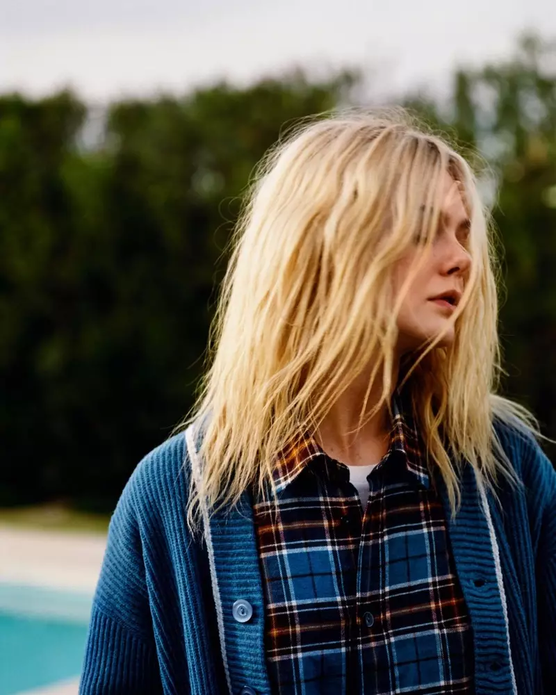 Casual mantenduz, Elle Fanning-ek koadrodun alkandora eta cardigan janzten ditu