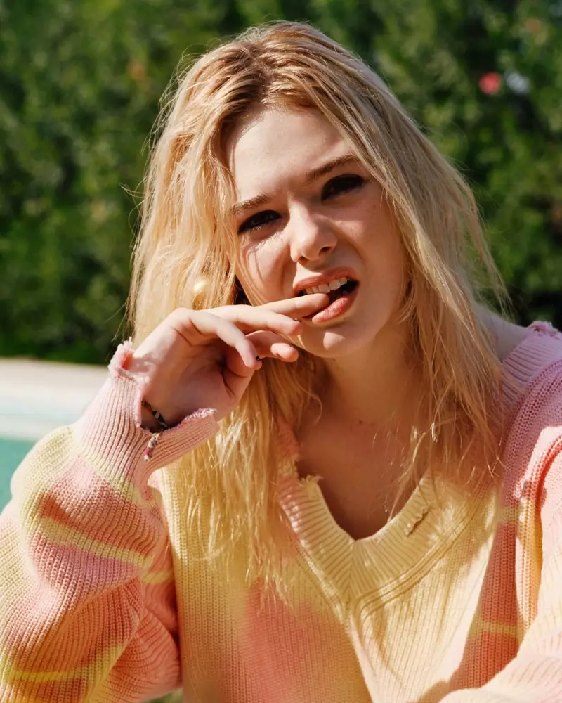 Nagpapamukha, nag-pose si Elle Fanning sa pink na sweater