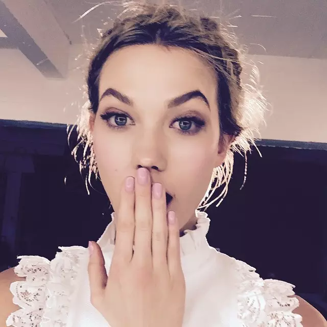 Karlie Kloss le feiceáil ar chuntas Instagram oifigiúil L'Oreal Paris.