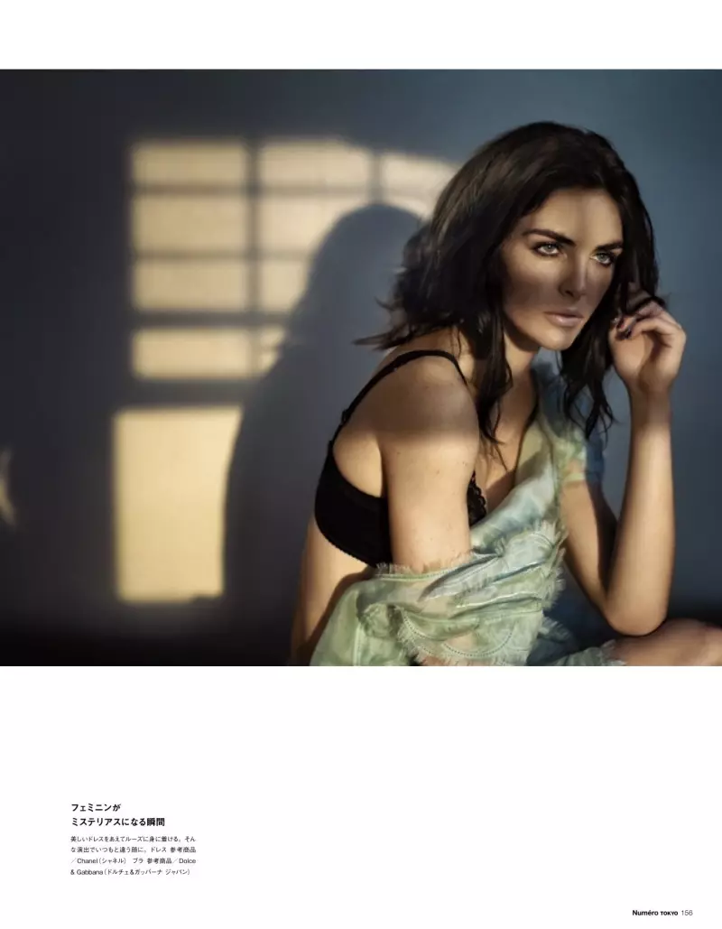 Hilary Rhoda yn sefyll dros Vincent Peters yn Rhifyn Ionawr/Chwefror Numéro Tokyo