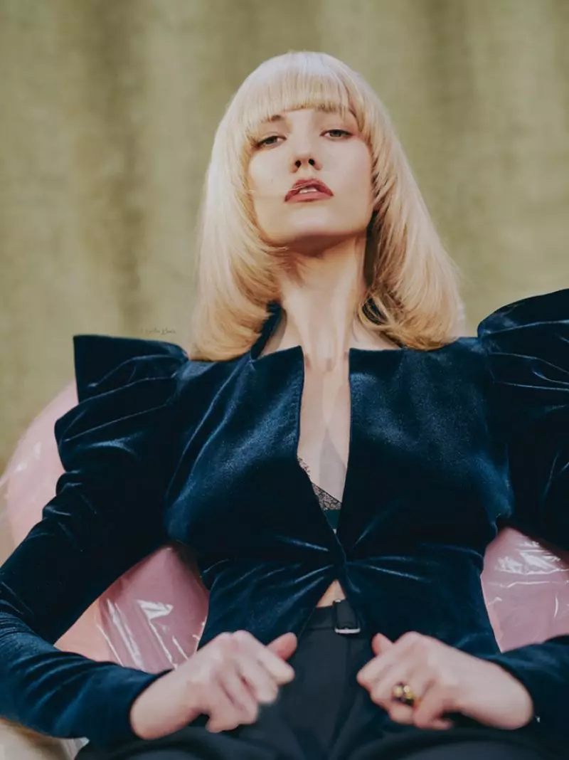 Nagpakita sa usa ka platinum blonde nga estilo sa buhok nga adunay fringe, si Karlie Kloss nagsul-ob og velvet jacket