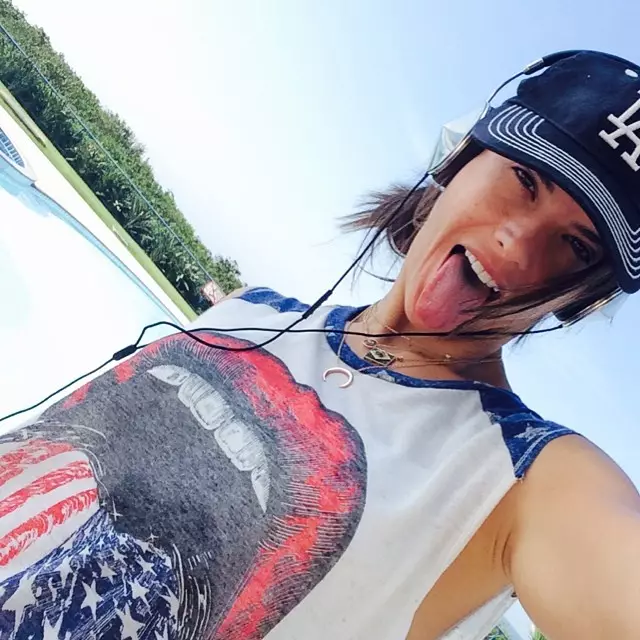 Alessandra Ambrosio trente i det amerikanske flagget