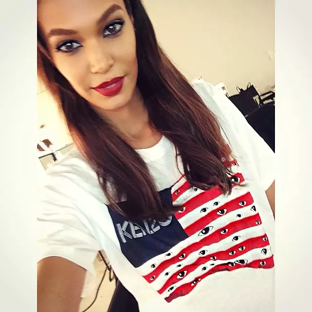 Joan Smalls rocket en patriotisk Kenzo-t-skjorte