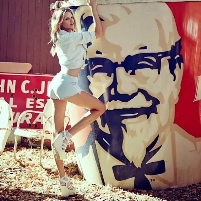 U-Hailey Clauson wabelane ngesithombe esithathwe ngebhakede le-KFC. Akukho lutho lwaseMelika njengokudla okusheshayo!