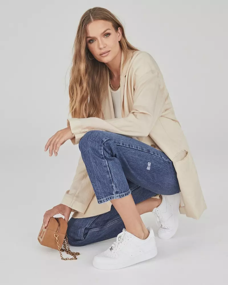 Modelul Josephine Skriver poartă blugii Brooklyn pentru campania Ksubi de toamnă 2021.