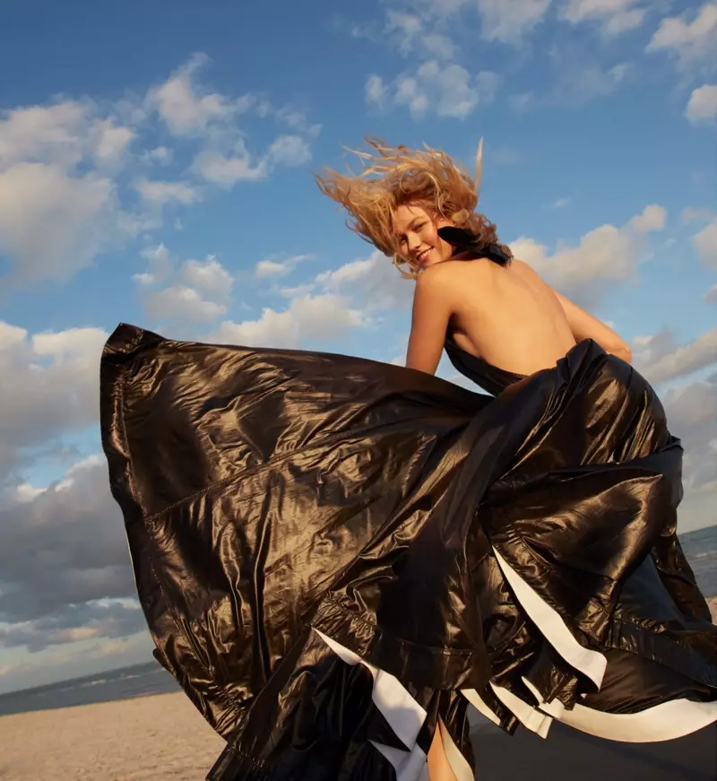 Karlie Kloss Poses hauv Chic Beach Fashion rau PORTER Magazine