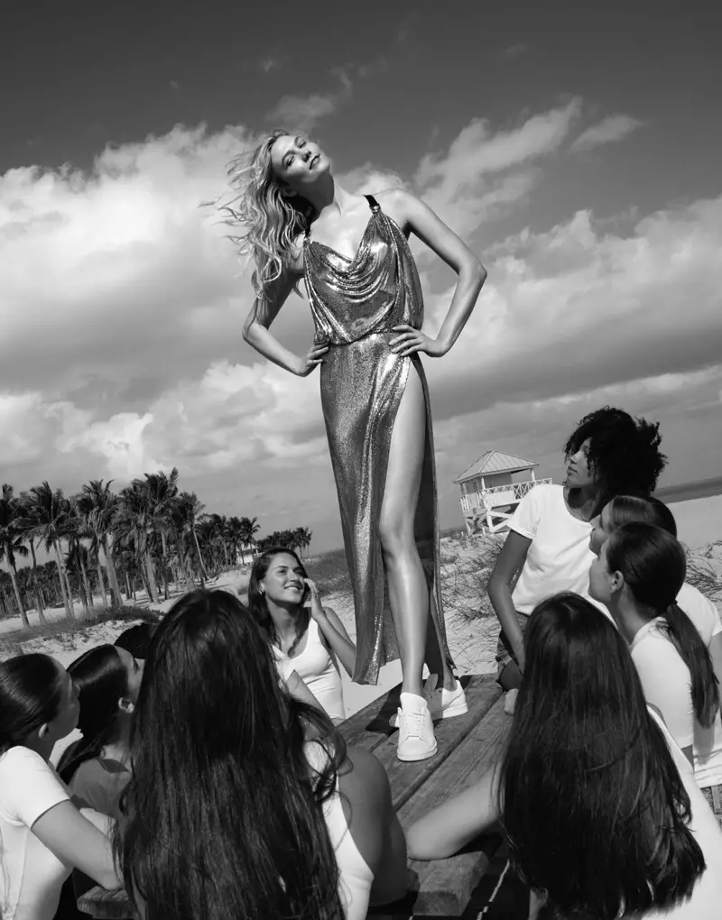 Karlie Kloss poseer in sjiek strandmode vir PORTER Magazine