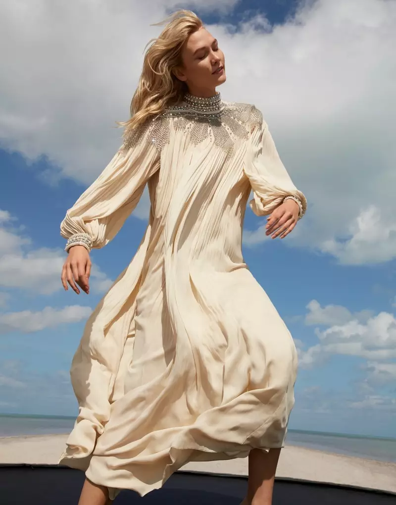 Karlie Kloss Poses hauv Chic Beach Fashion rau PORTER Magazine