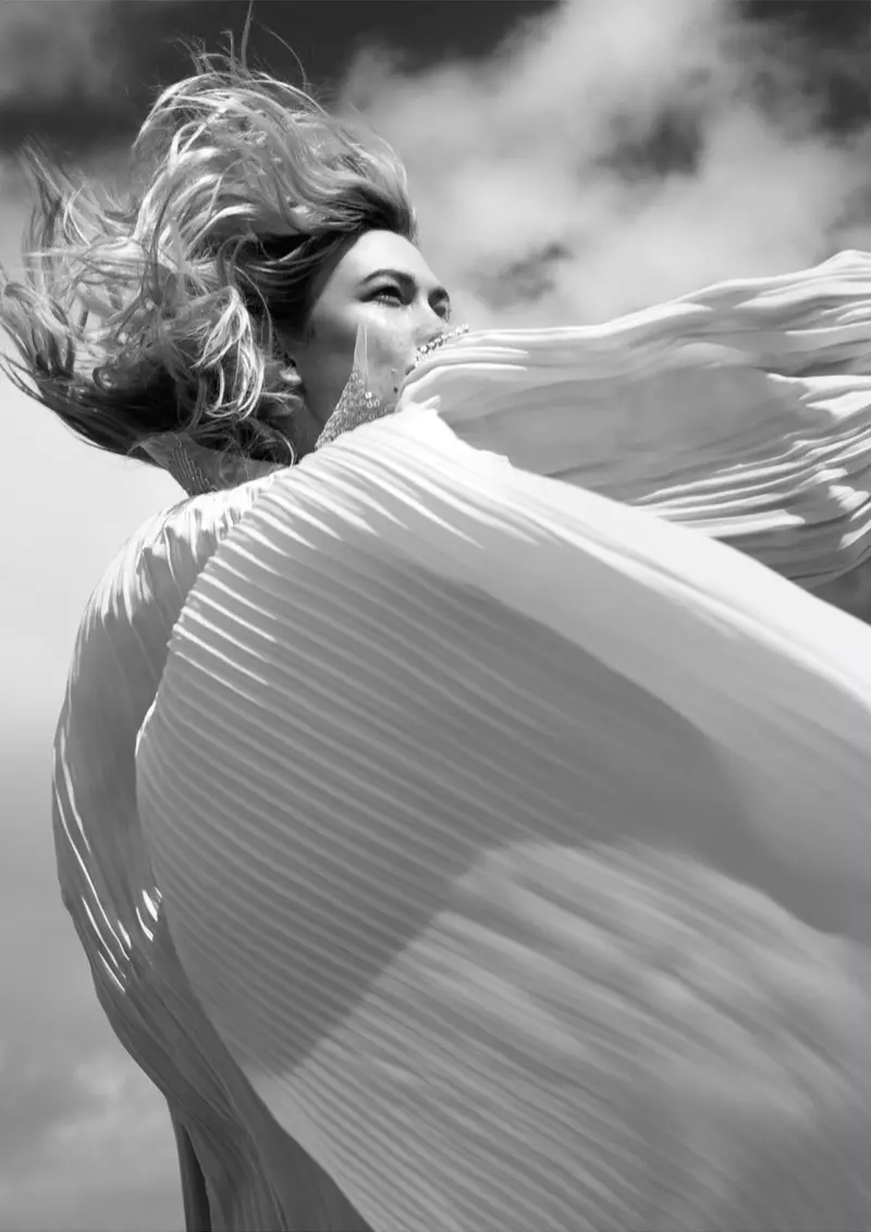 Karlie Kloss poseer in sjiek strandmode vir PORTER Magazine