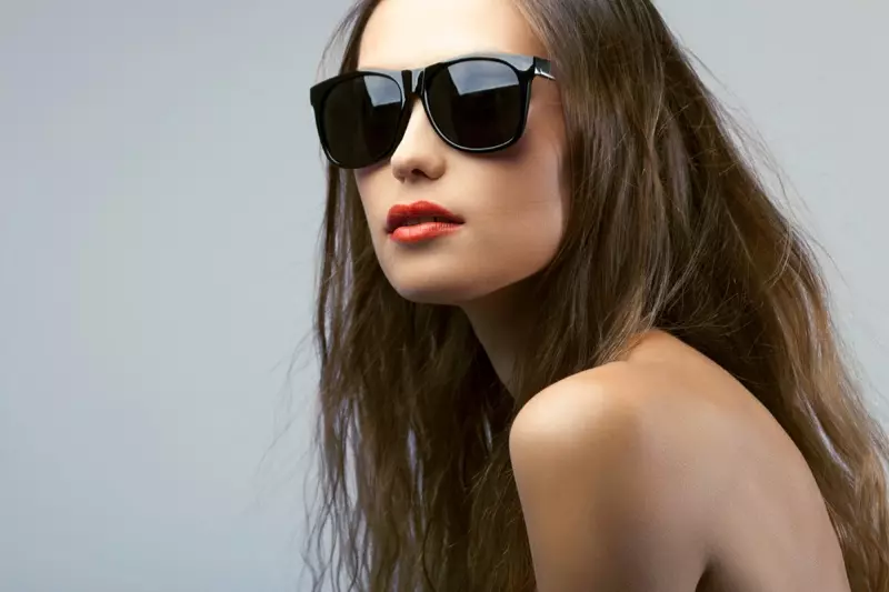 Μοντέλο μόδας Μαύρα τετράγωνα γυαλιά ηλίου ομορφιά