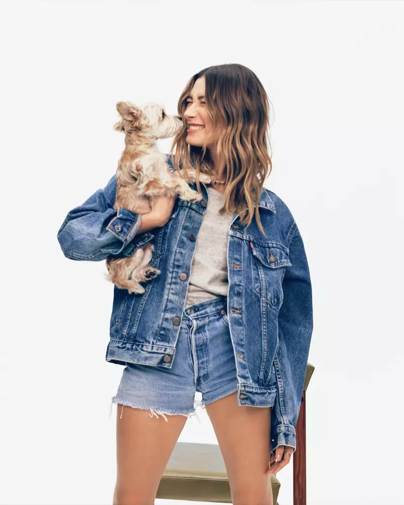 Hailey Bieber spillt an der Levi's 501 Originals Kampagne.