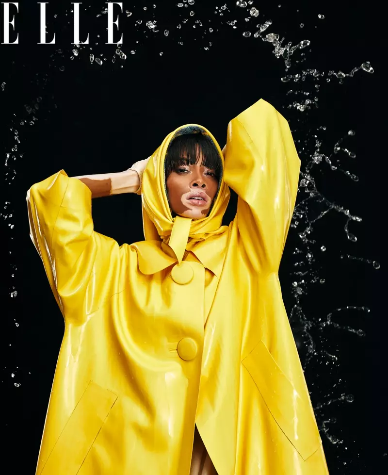 Winnie Harlow luce lista para la lluvia en ELLE