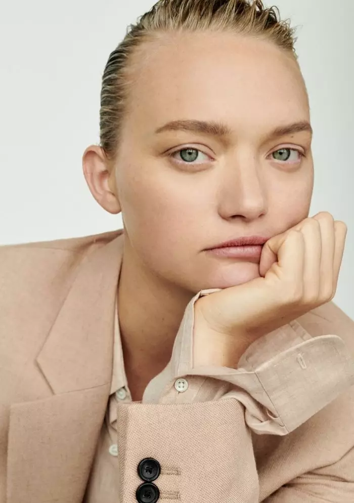 Gemma Ward adopta un vestit relaxat per a la revista Unconditional