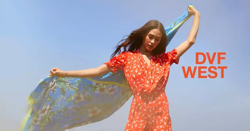 Ziayla Pizarro viste un vestido vermello na campaña de verán 2018 de DVF West