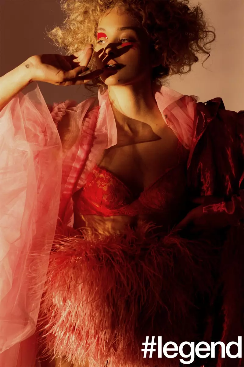 Jasmine Sanders porte des looks inspirés de la lingerie pour le magazine #Legend