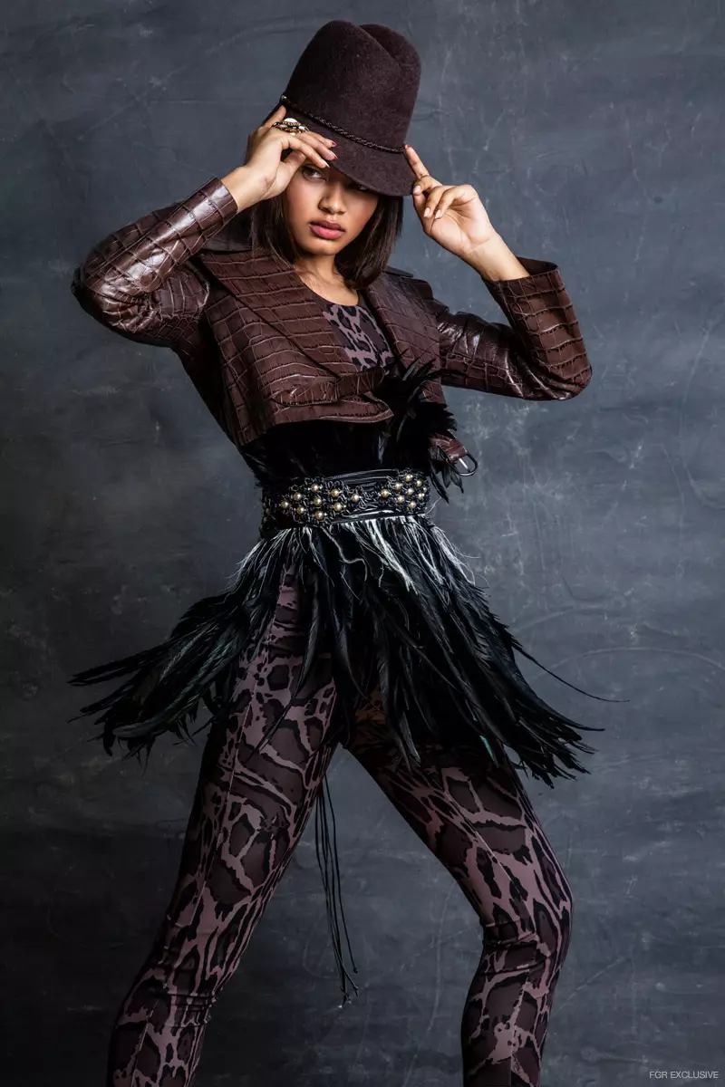 Roberto Cavalli Baadjie & Jumpsuit, Erickson Beamon Feather Corset en Wynono Hat. Foto: Eniko Szucs