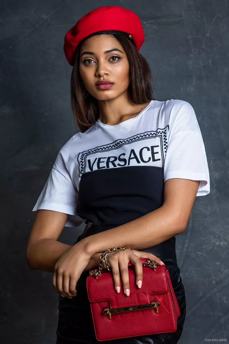 Versace Logo T-shirt, Bodice Corset, Läderkjol & Basker och Valentino Handväska. Foto: Eniko Szucs