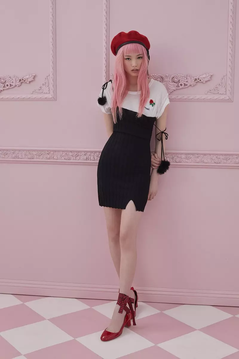 Fernanda Ly berpose dalam gaun hitam kecil dengan t-shirt dari For Love & Lemons Knitz