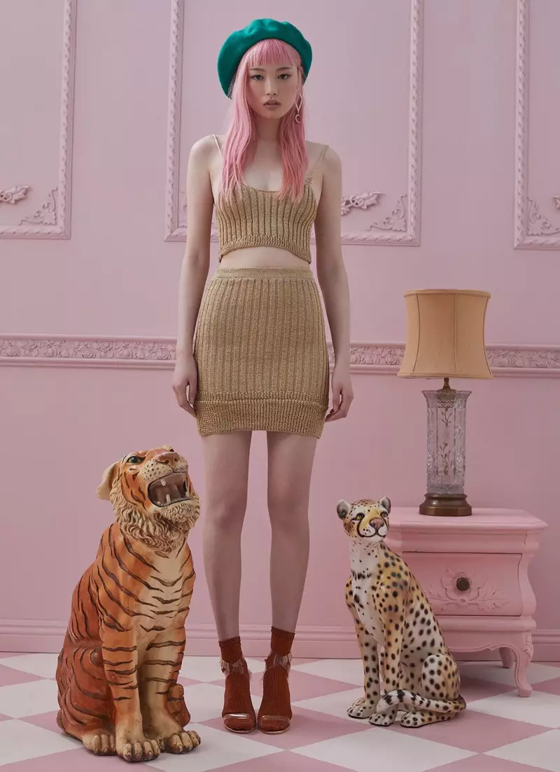 Model Fernanda Ly ta fito a cikin For Love & Lemons Knitz ribbed saman da siket